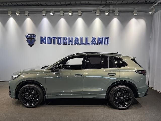 Grön Ny 2025 VW Tiguan R-line SUV | 569 900 kr (Marknadspris) - Bild 1/4