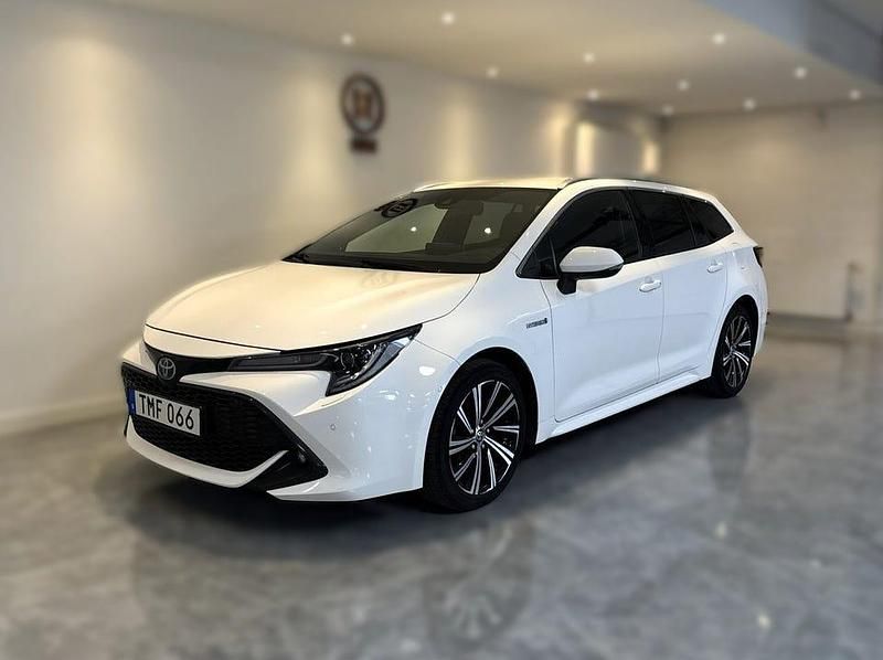 Vit Begagnad 2021 Toyota Corolla Sport Kombi | 224 900 kr (Bra pris) - Bild 1/4
