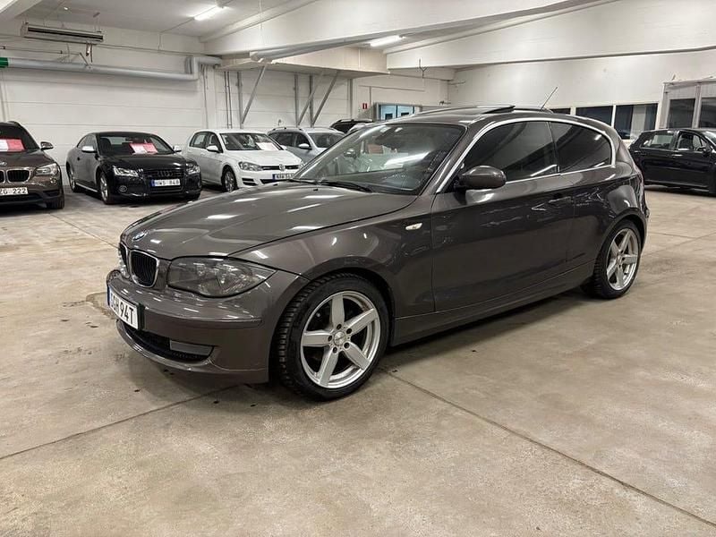 Grå Begagnad 2008 BMW 118 Halvkombi | 59 900 kr (Marknadspris) - Bild 1/4