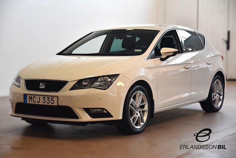 Vit Begagnad 2015 Seat Leon Style Halvkombi | 109 900 kr (Marknadspris) - Bild 1/4