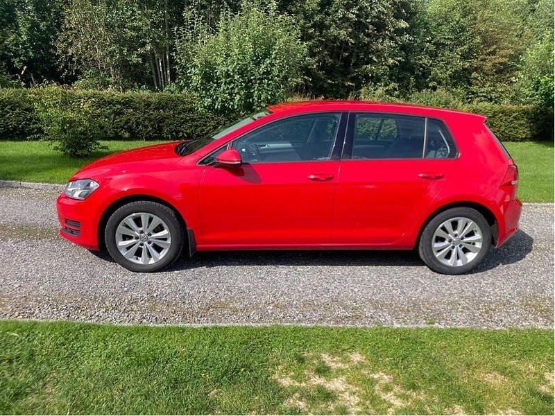 Röd Begagnad 2016 VW Golf VII Halvkombi | 100 000 kr (Bra pris) - Bild 1/4
