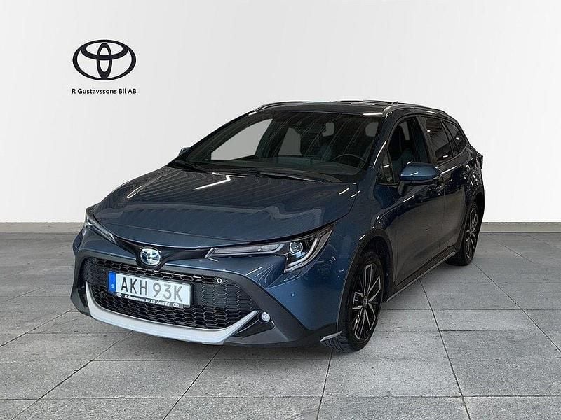 Blå Begagnad 2022 Toyota Corolla SUV | 269 900 kr (Marknadspris) - Bild 1/3