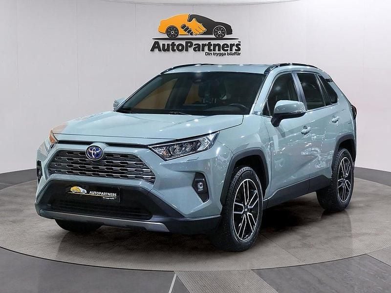 Ljusgrön Begagnad 2022 Toyota RAV4 Hybrid SUV | 348 900 kr (Superpris) - Bild 1/4