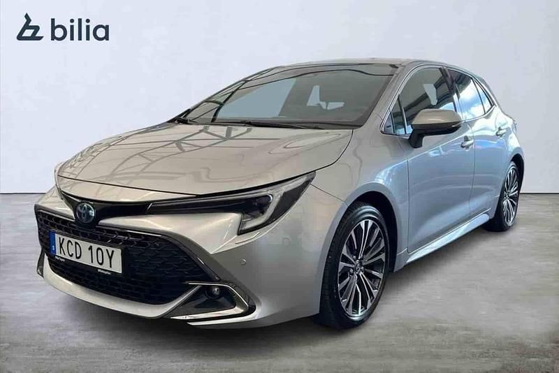 Silver Begagnad 2024 Toyota Corolla Hybrid Halvkombi | 299 900 kr - Bild 1/1