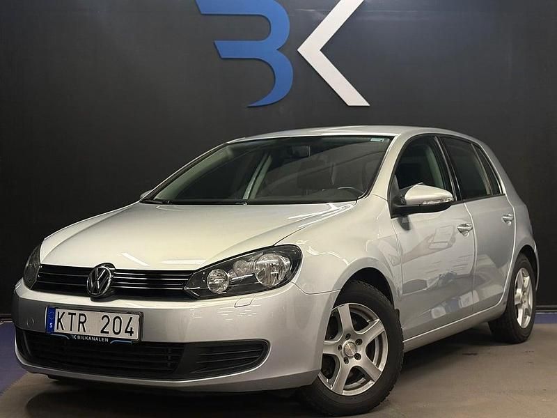 Silver Begagnad 2010 VW Golf VI Halvkombi | 104 900 kr (Dyr) - Bild 1/4