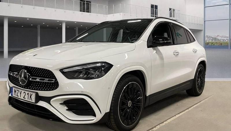 Vit Begagnad 2024 Mercedes GLA200 AMG SUV | 418 500 kr (Marknadspris) - Bild 1/4