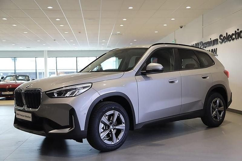 Grå Begagnad 2024 BMW X1 Shadowline SUV | 349 000 kr (Superpris) - Bild 1/3