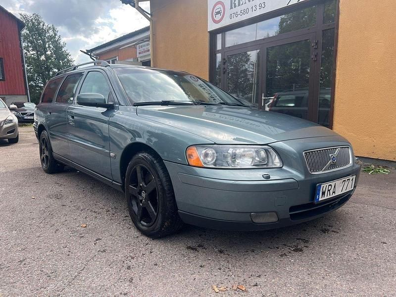 Grön Begagnad 2005 Volvo V70 Kombi | 39 900 kr (Marknadspris) - Bild 1/4