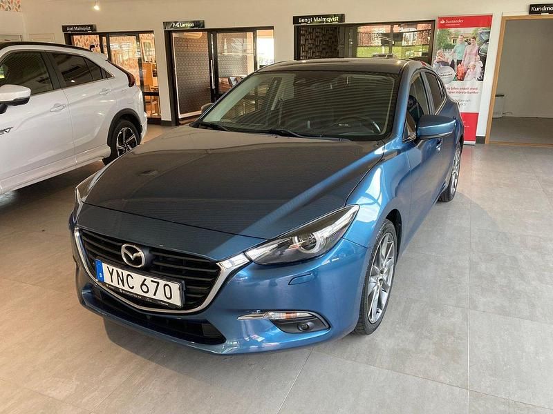 Blå Begagnad 2018 Mazda 3 Halvkombi | 159 500 kr (Lite dyr) - Bild 1/4
