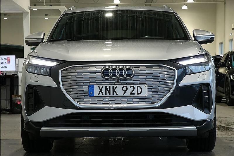 Begagnad Audi Q4 e-tron 150 kW (204 HK) 2021 Silver SUV