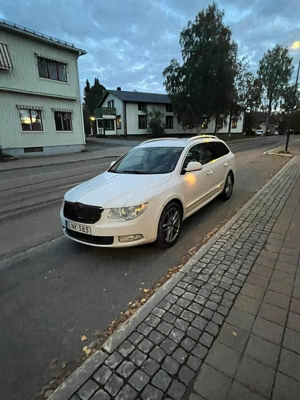 Begagnad 2011 Skoda Superb Kombi | 45 000 kr (Marknadspris) - Bild 1/1