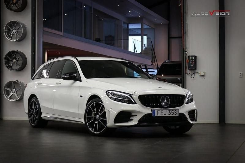 Vit Begagnad 2020 Mercedes C300 AMG | 289 900 kr (Marknadspris) - Bild 1/4