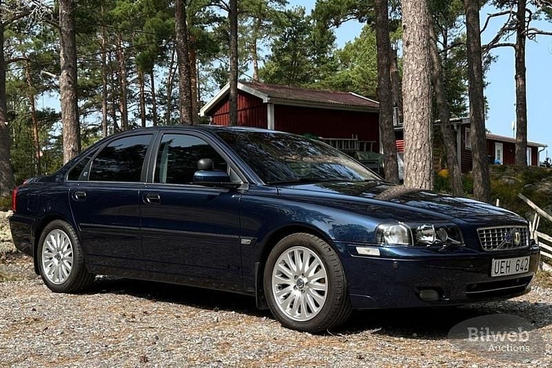 Mörkblå (mörkblå metallic) Begagnad 2004 Volvo S80 Executive Sedan | 120 000 kr - Bild 1/4
