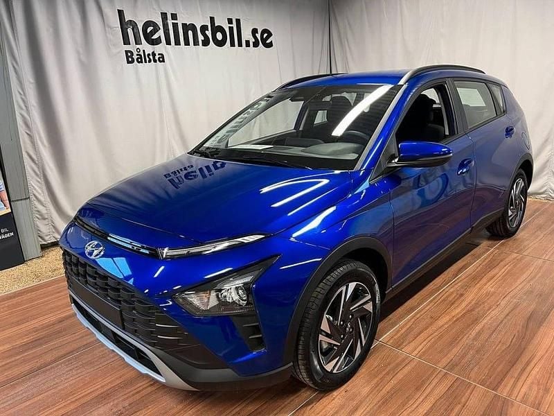 Blå (intense blue) Begagnad 2022 Hyundai Bayon Essential SUV | 216 800 kr (Lite dyr) - Bild 1/4