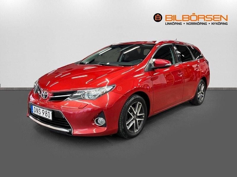 Röd Begagnad 2015 Toyota Auris Touring Sports Edition Kombi | 119 900 kr (Marknadspris) - Bild 1/4