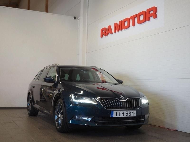 Blå Begagnad 2018 Skoda Superb LAURIN & KLEMENT Kombi | 214 900 kr (Bra pris) - Bild 1/3