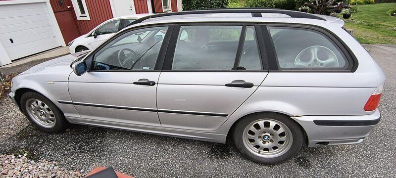 Grå Begagnad 2003 BMW 318 Kombi | 14 900 kr (Bra pris) - Bild 1/4