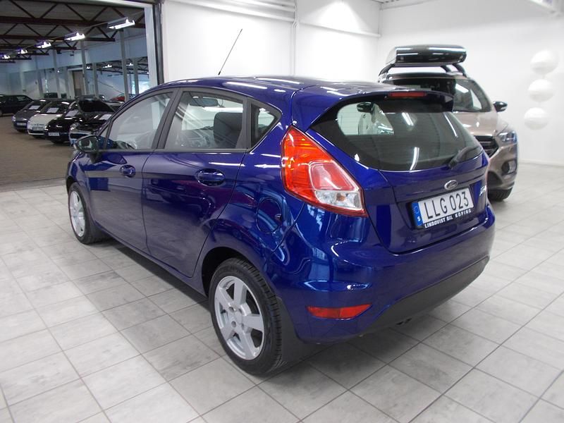 Begagnad Ford Fiesta 81 HK (59 kW) 2014 Blå (deep impact blue met) Halvkombi