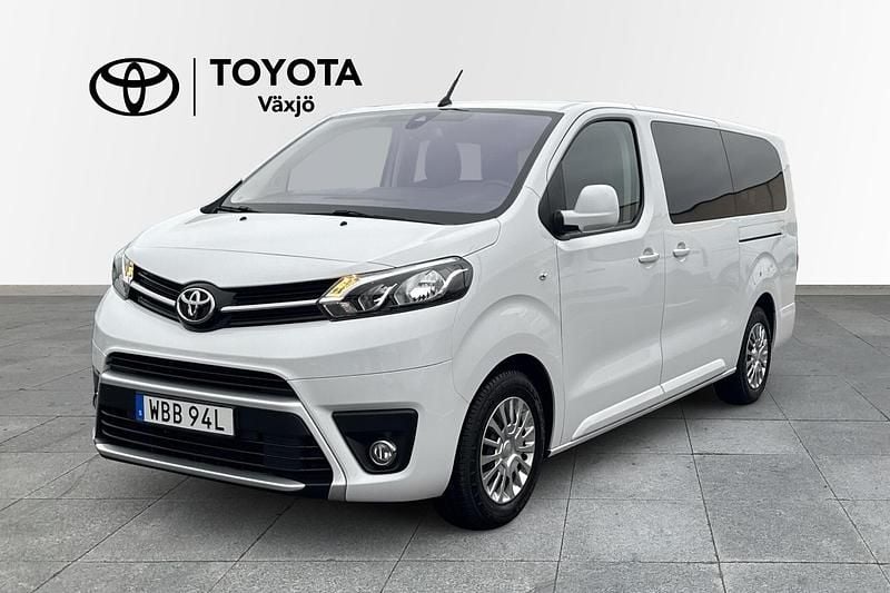 Vit Begagnad 2024 Toyota Proace Verso Kombi | 389 000 kr (Bra pris) - Bild 1/4