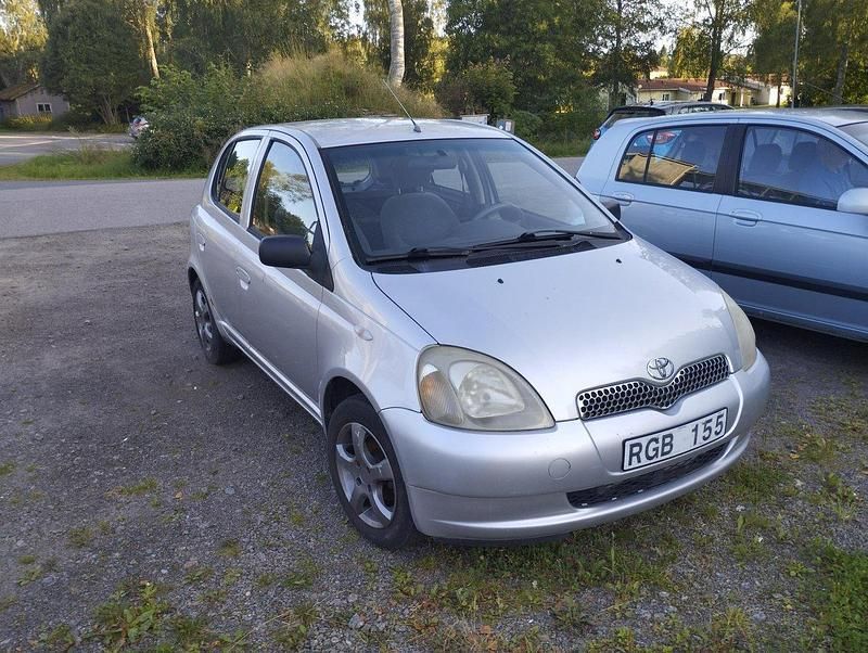 Grå Begagnad 2000 Toyota Yaris Halvkombi | 8 000 kr (Superpris) - Bild 1/4