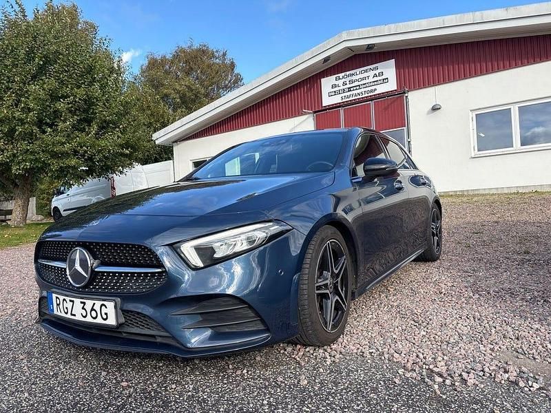 Blå Begagnad 2019 Mercedes A180 AMG Halvkombi | 239 000 kr (Marknadspris) - Bild 1/4