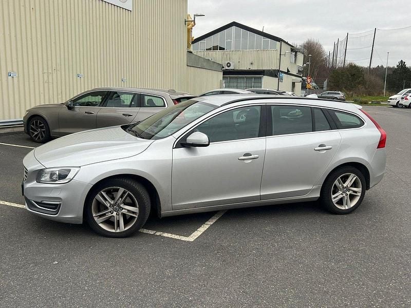 Silver Begagnad 2015 Volvo V60 Momentum Kombi | 120 000 kr (Marknadspris) - Bild 1/4