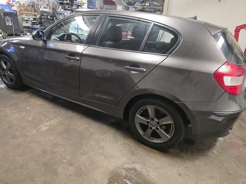 Begagnad BMW 116 Advantage 116 HK (85 kW) 2007 Brun Halvkombi