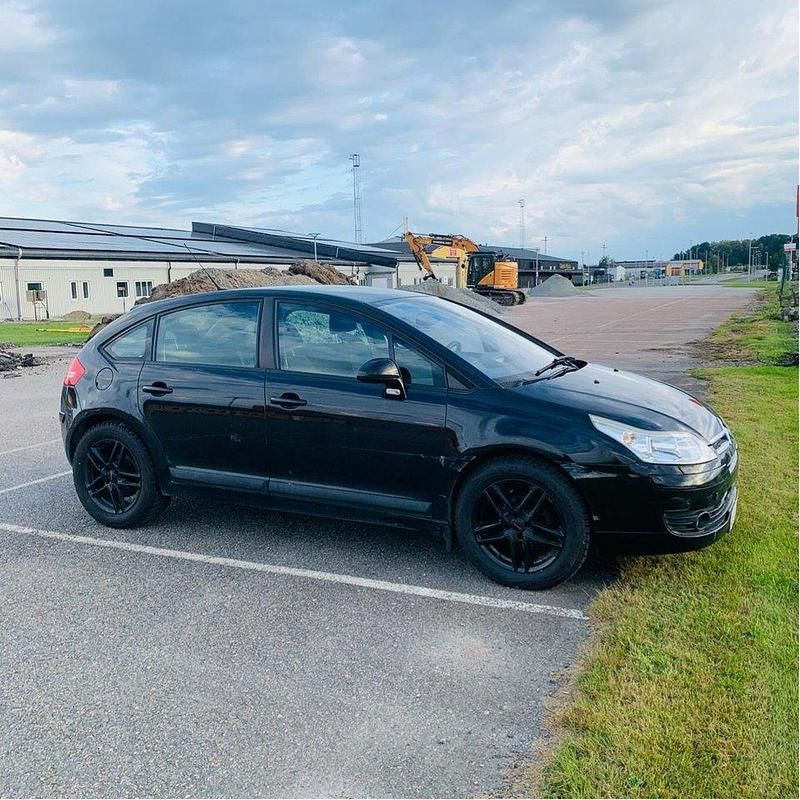 Svart Begagnad 2008 Citroën C4 Halvkombi | 42 000 kr (Dyr) - Bild 1/4