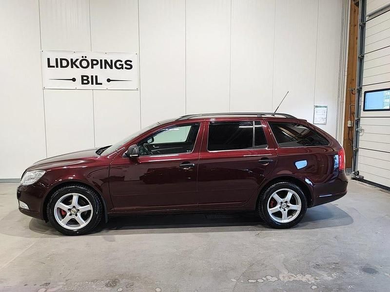 Begagnad Skoda Octavia Elegance 105 HK (77 kW) 2010 Mörkröd Kombi