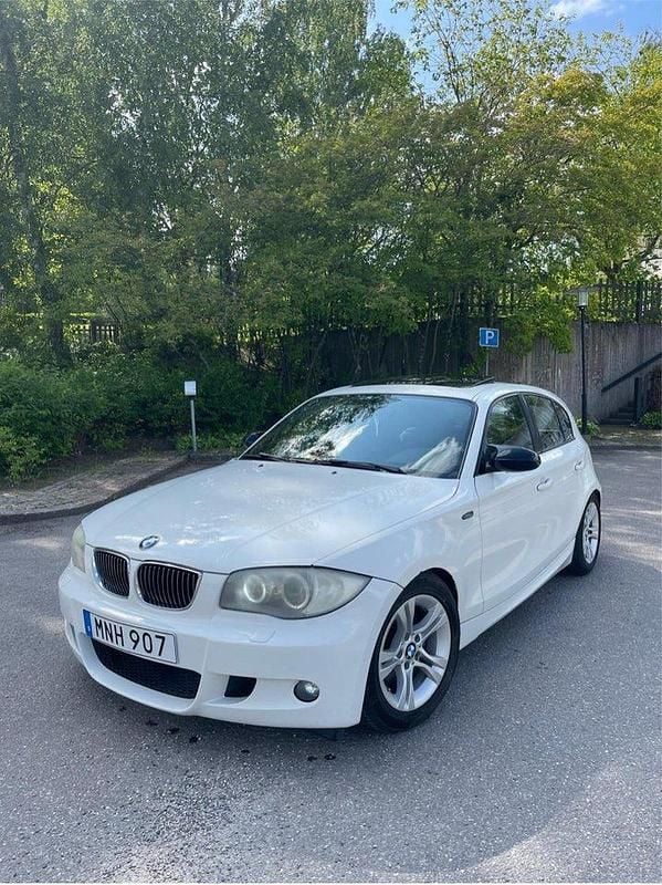 Vit Begagnad 2008 BMW 120 Advantage Halvkombi | 54 000 kr (Marknadspris) - Bild 1/4
