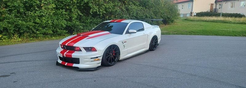 Vit Begagnad 2010 Ford Mustang GT Sportkupé | 260 000 kr (Dyr) - Bild 1/1