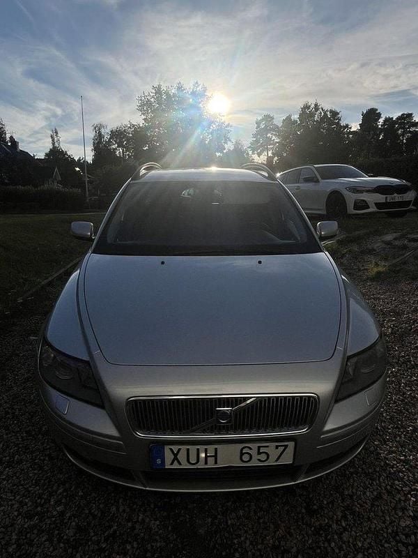 Grå Begagnad 2006 Volvo V50 Kombi | 45 000 kr (Marknadspris) - Bild 1/4
