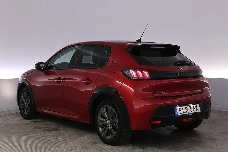 Begagnad Peugeot e-208 Allure 100 kW (136 HK) 2021 Röd Halvkombi