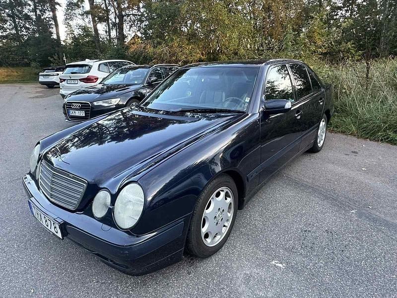 Blå Begagnad 2002 Mercedes E200 Classic Sedan | 44 900 kr (Marknadspris) - Bild 1/4