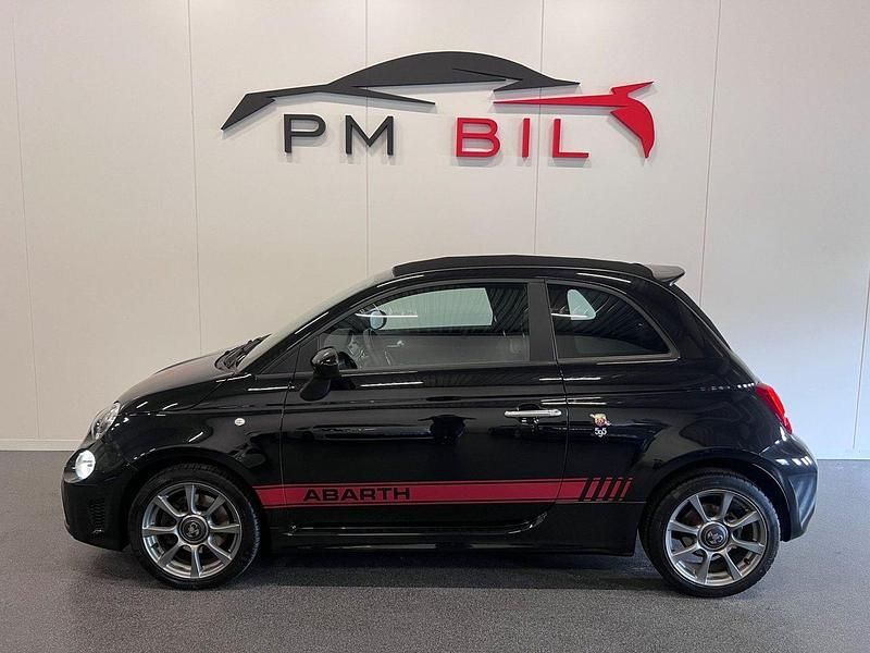 Svart (svart metallic) Begagnad 2022 Abarth 595C Cab | 199 900 kr - Bild 1/4
