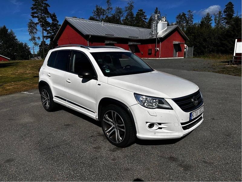 Vit Begagnad 2011 VW Tiguan Sportline SUV | 73 000 kr (Marknadspris) - Bild 1/4