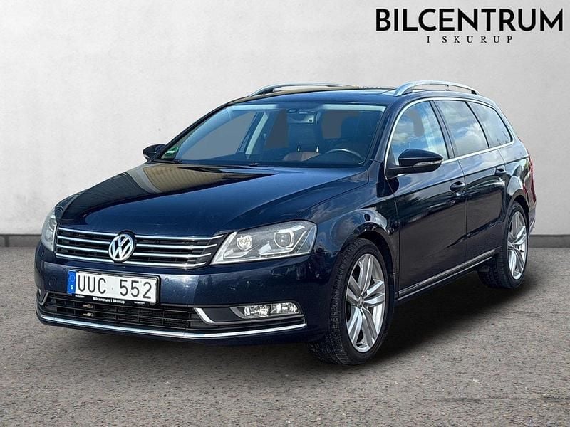 Mörkblå (blå) Begagnad 2012 VW Passat Kombi | 69 900 kr (Marknadspris) - Bild 1/4