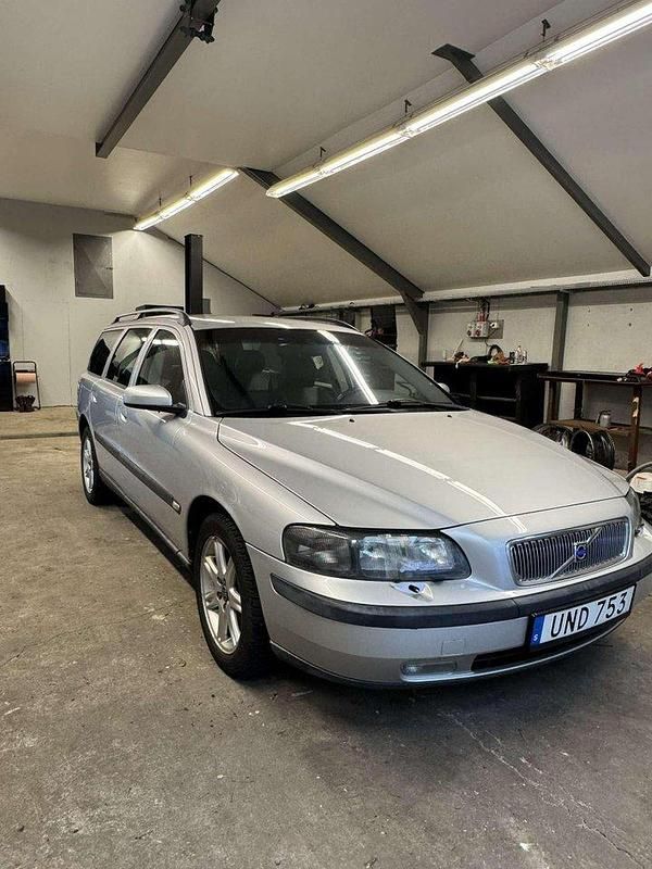 Grå Begagnad 2004 Volvo V70 Kombi | 26 000 kr (Marknadspris) - Bild 1/4