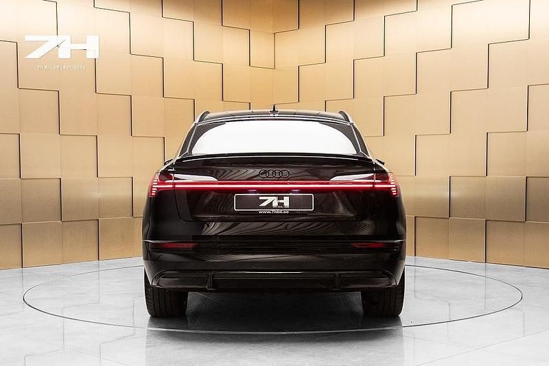 Svart Begagnad 2021 Audi e-tron Sportback S-Line SUV | 469 900 kr (Lite dyr) - Bild 1/4