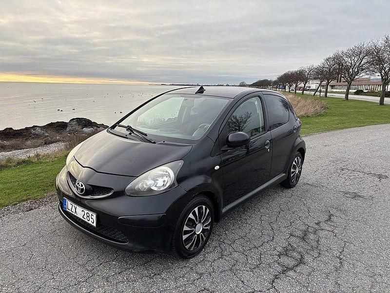 Svart Begagnad 2008 Toyota Aygo Halvkombi | 19 500 kr (Marknadspris) - Bild 1/4