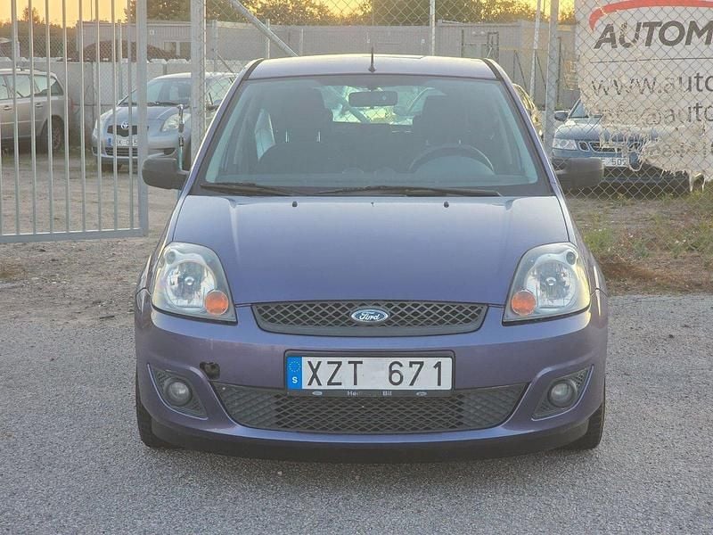 Lila Begagnad 2007 Ford Fiesta Halvkombi | 29 900 kr (Marknadspris) - Bild 1/4
