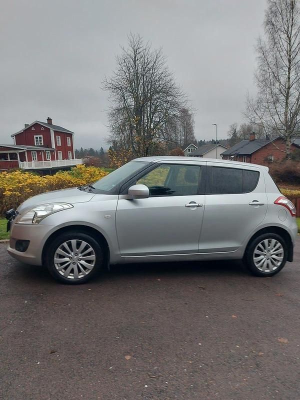 Begagnad 2011 Suzuki Swift Halvkombi | 73 000 kr (Lite dyr) - Bild 1/4