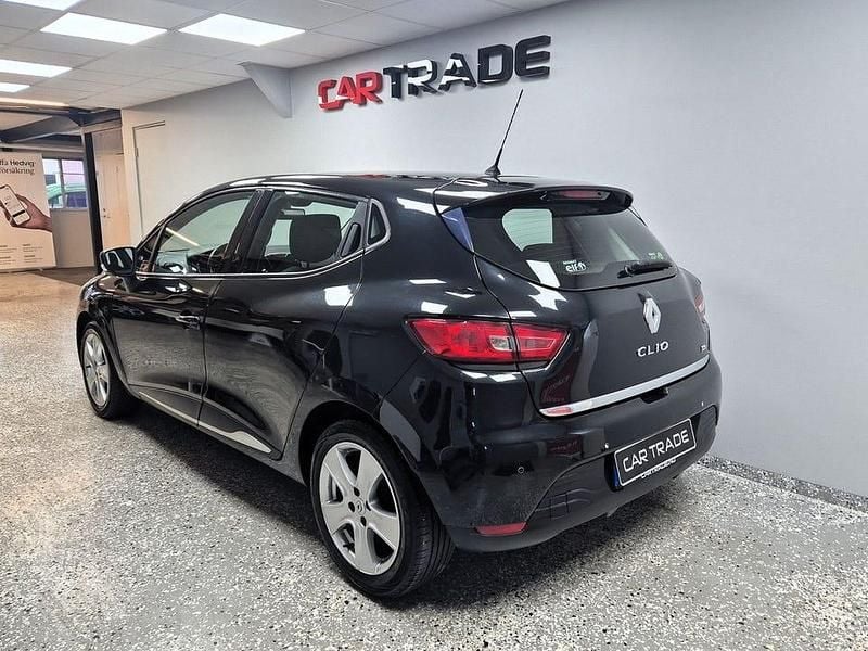 Begagnad Renault Clio IV Dynamique 90 HK (66 kW) 2015 Svart Halvkombi