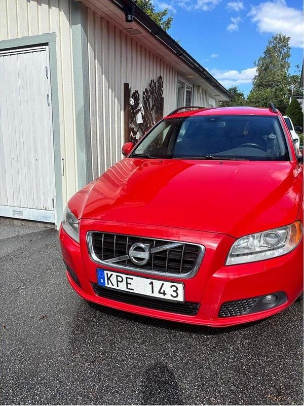Röd Begagnad 2010 Volvo V70 Momentum Kombi | 60 000 kr (Marknadspris) - Bild 1/4