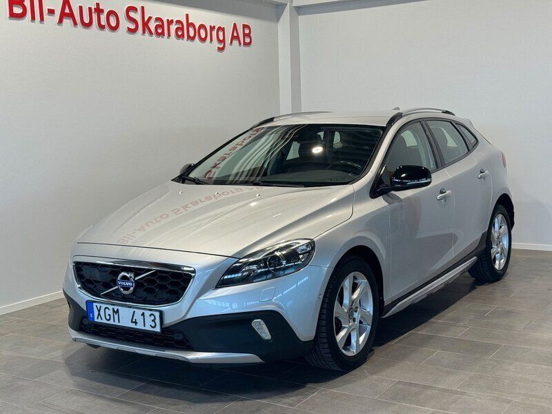 Ljusgrå Begagnad 2012 Volvo V40 CC Summum Kombi | 169 500 kr (Marknadspris) - Bild 1/4