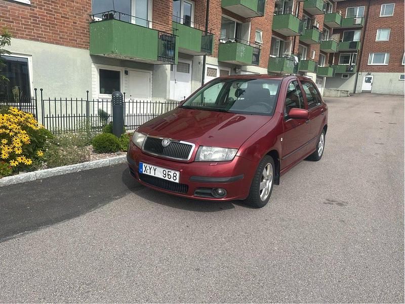 Röd Begagnad 2006 Skoda Fabia Halvkombi | 19 900 kr (Marknadspris) - Bild 1/4