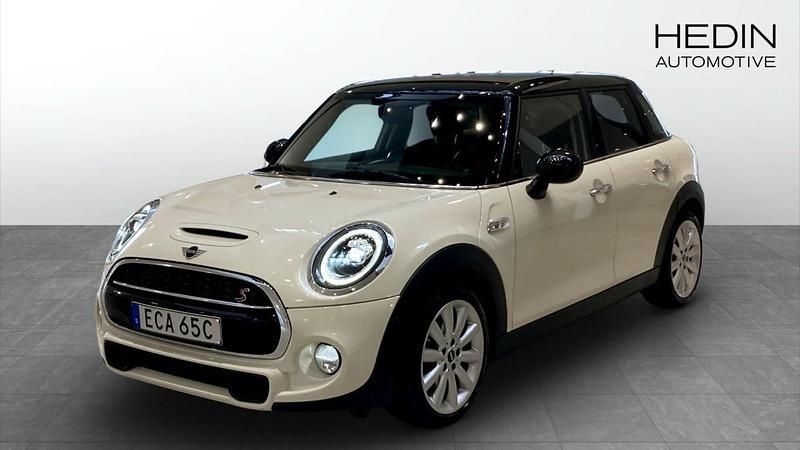Vit (white) Begagnad 2019 Mini Cooper S Halvkombi | 219 900 kr (Marknadspris) - Bild 1/4