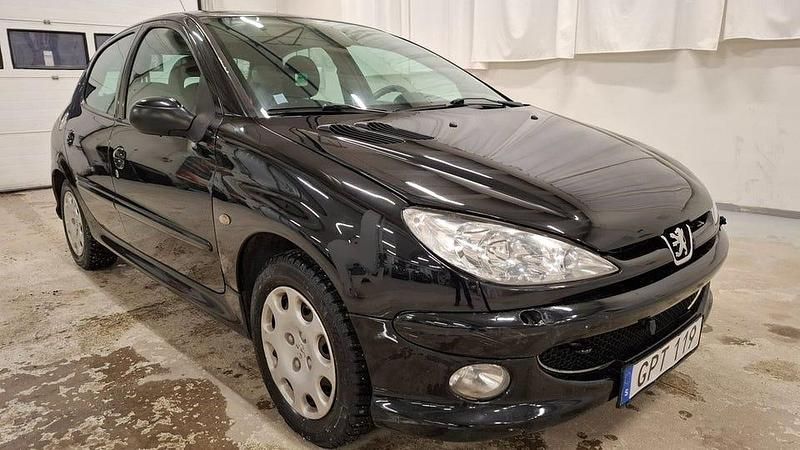 Svart Begagnad 2008 Peugeot 206 Halvkombi | 26 500 kr (Marknadspris) - Bild 1/4