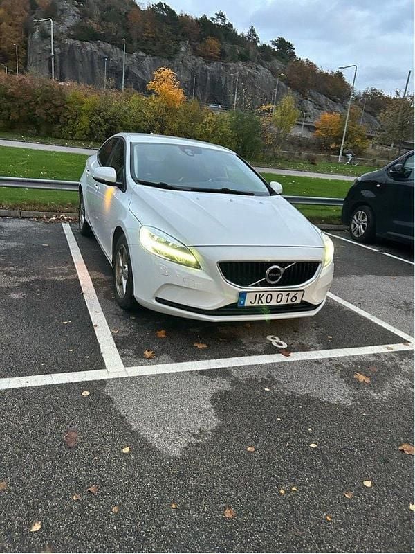 Vit Begagnad 2018 Volvo V40 Momentum Halvkombi | 149 000 kr (Marknadspris) - Bild 1/3
