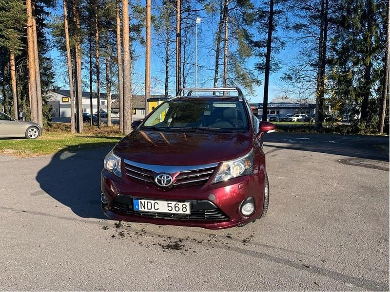 Röd Begagnad 2012 Toyota Avensis Business Edition Kombi | 80 000 kr (Marknadspris) - Bild 1/2
